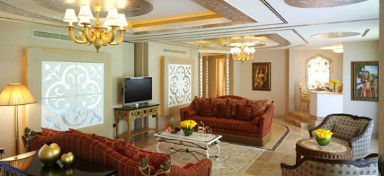 Przykadowy pokój wypoczynkowy w Garden Suite Mardan Palace