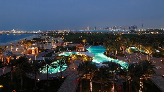 Emirates Palace - widok na ogród, pla i Abu Dhabi