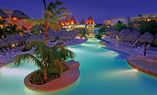 Meksyk Iberostar baseny w nocy