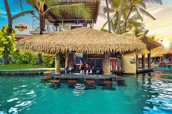 Bar w basenie Hard Rock Hotel Bali